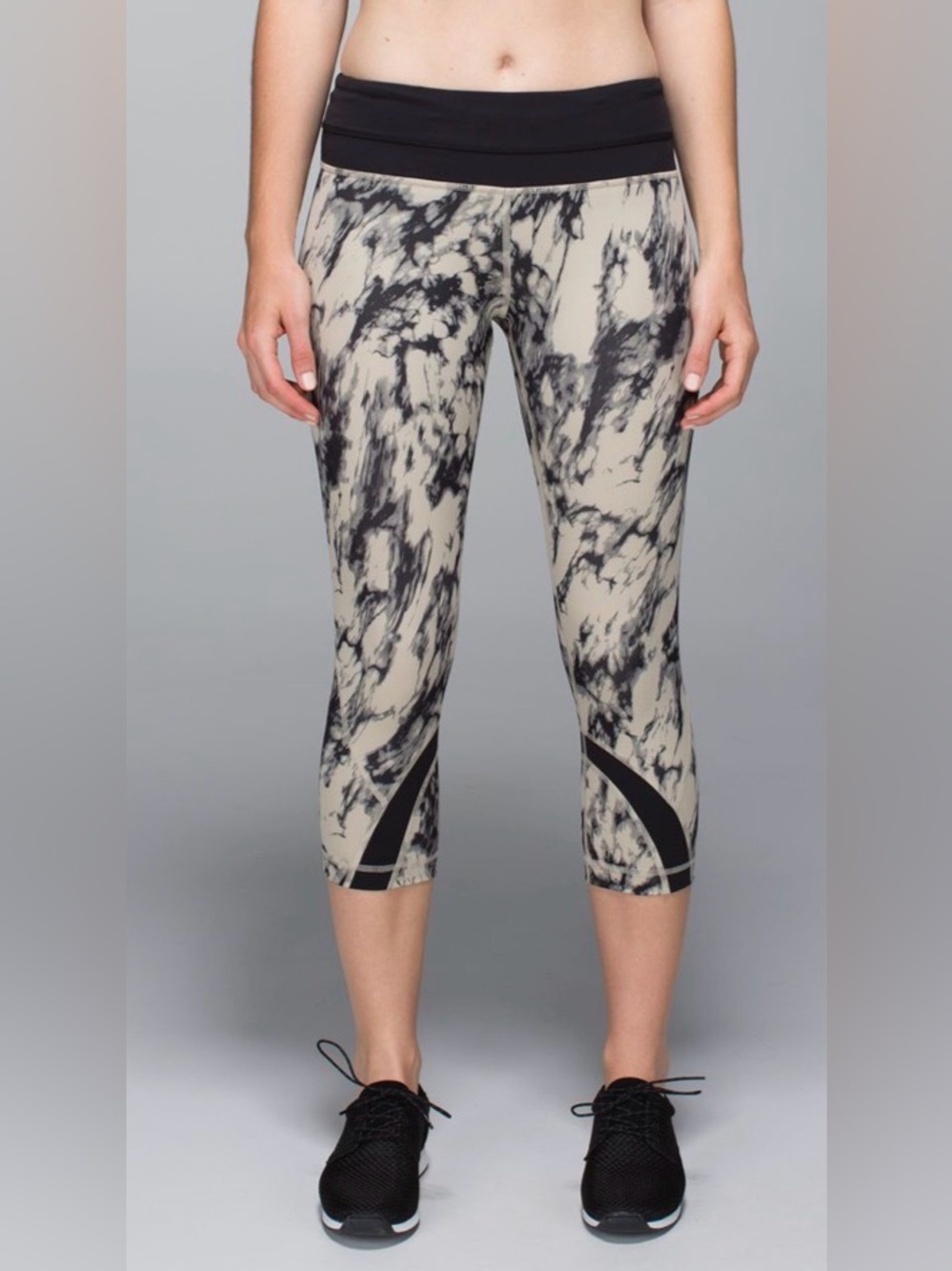 Lululemon Run: Inspire Crop II in Great Granite Black Mojave Print Size 8